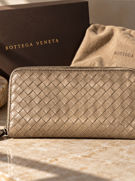 Bottega Veneta Handbags - AUTHENTICATED Bottega Veneta Intrecciato Leather Zippy Wallet